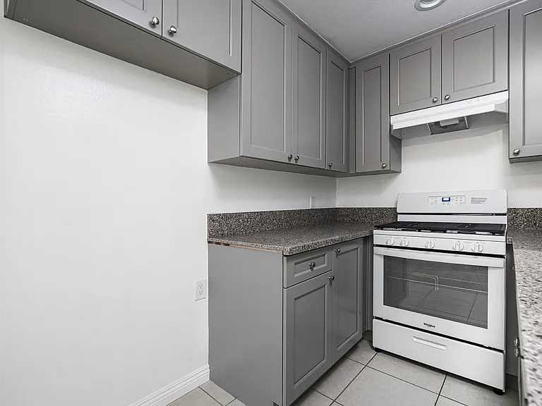 321 N Cedar St — Photo 8