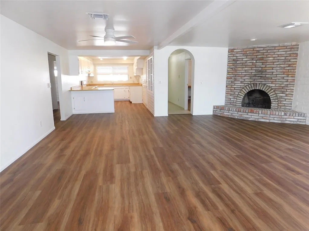 3 bed, 2.0 bath, 2176 sqft, $3,000 — Photo 4