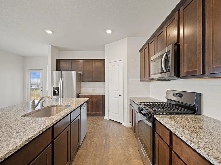 409 Emerald Cv — Photo 9