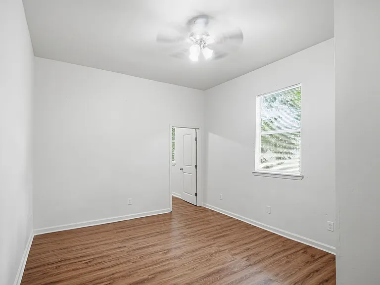 2522-24 N Prieur St — Photo 11