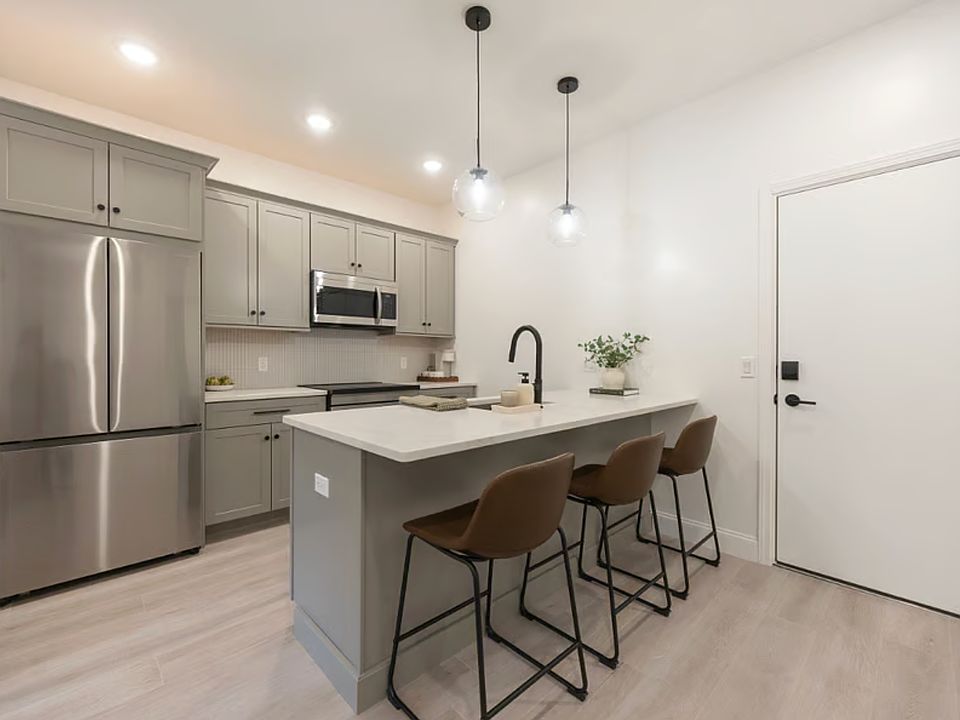 1st image of 126 Adelaide Ave #101