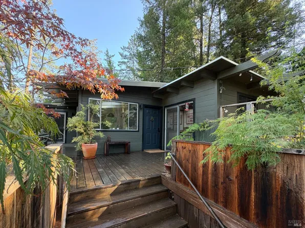 10457 Woodside Dr, Forestville, CA 95436