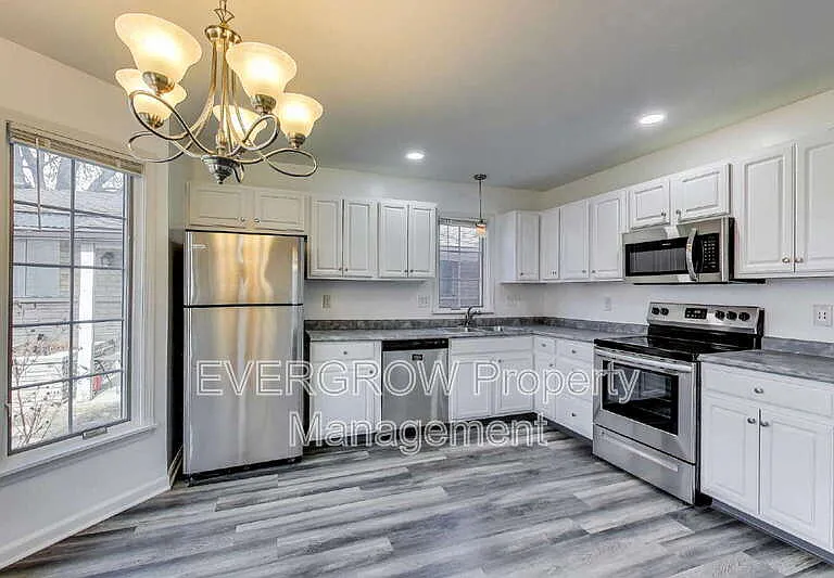 142 N 7th Ave — Photo 8
