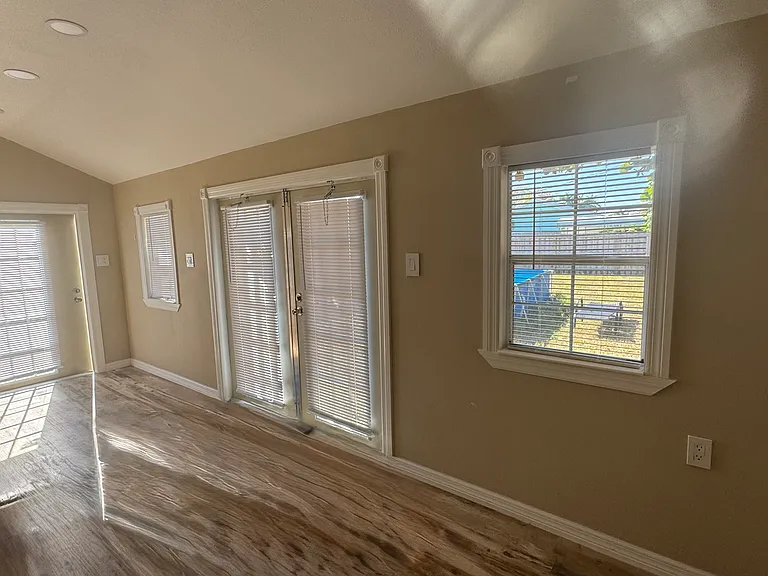 2561 SE Victory Ave #B — Photo 3