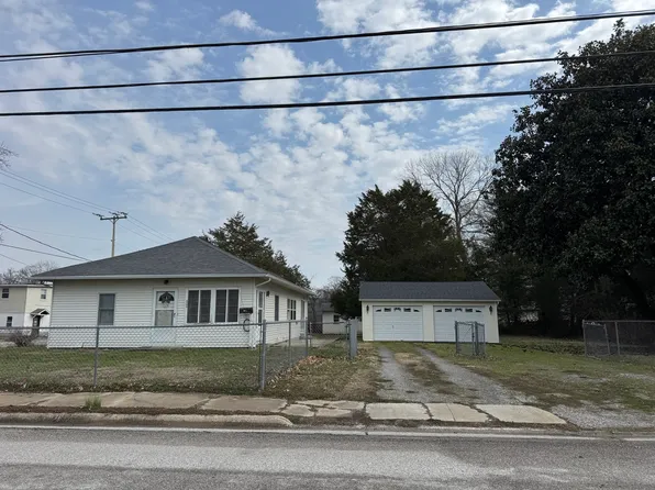 806 N Maple St, Benton, IL 62812