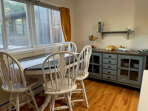 middle floor dining area
