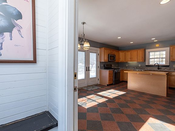 3rd image of 598 Bay Rd