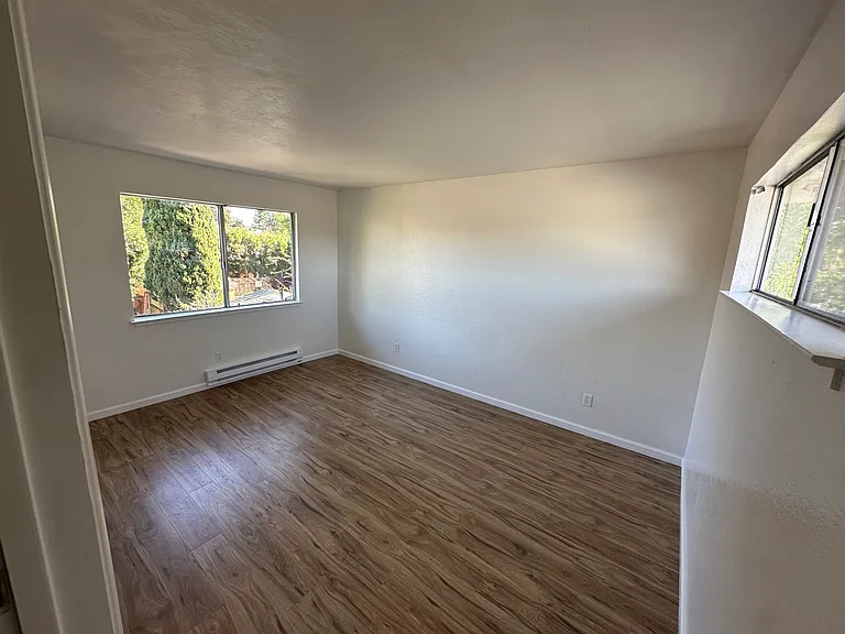 214 Hanover St — Photo 10