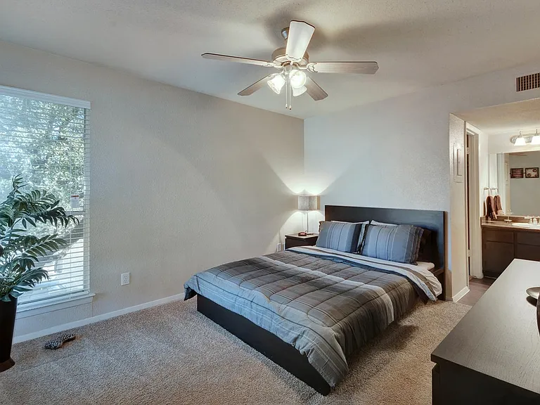 Affordable Domain units - Great move in Specials! — Photo 39