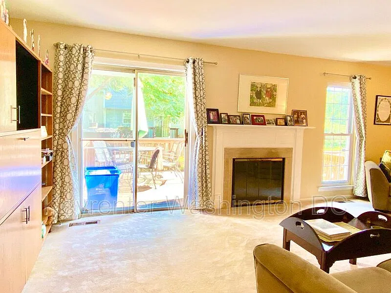 3 bed, 2.5 bath, 1800 sqft, $2,600 — Photo 4