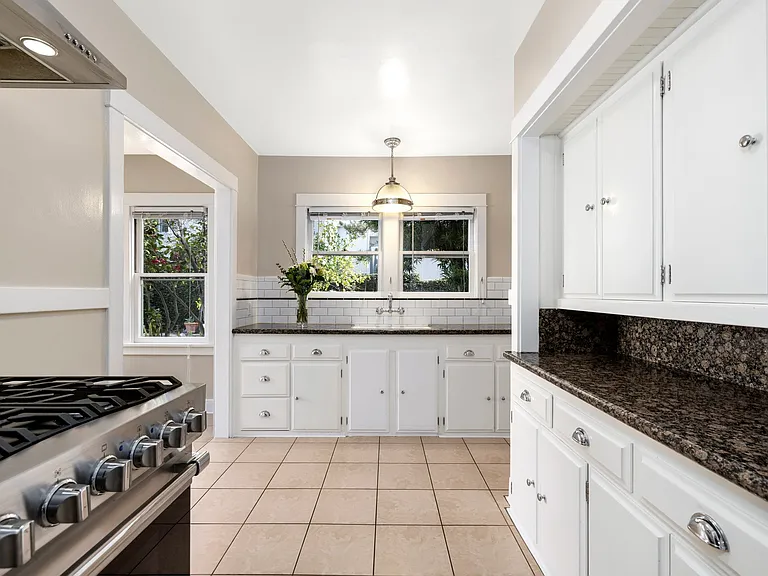 Kitchen with Viking Oven & Hood, Granite Countertops