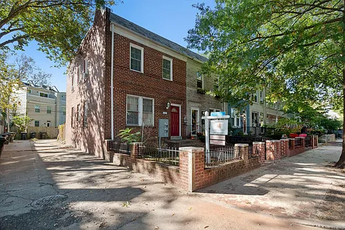 1631 E St SE #1 Photo 1