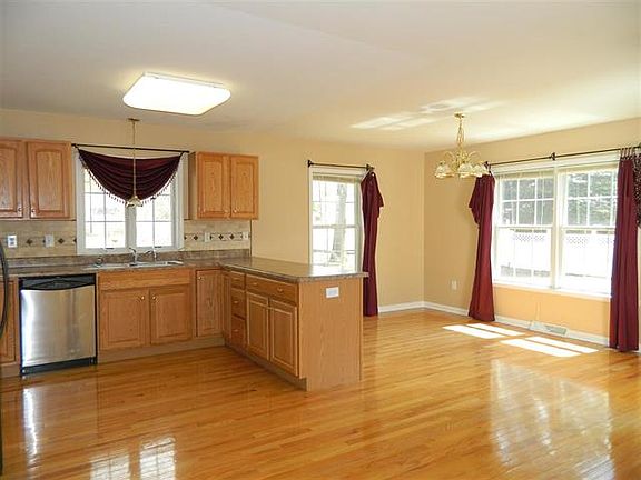 2nd image of 131 Gillette Ave