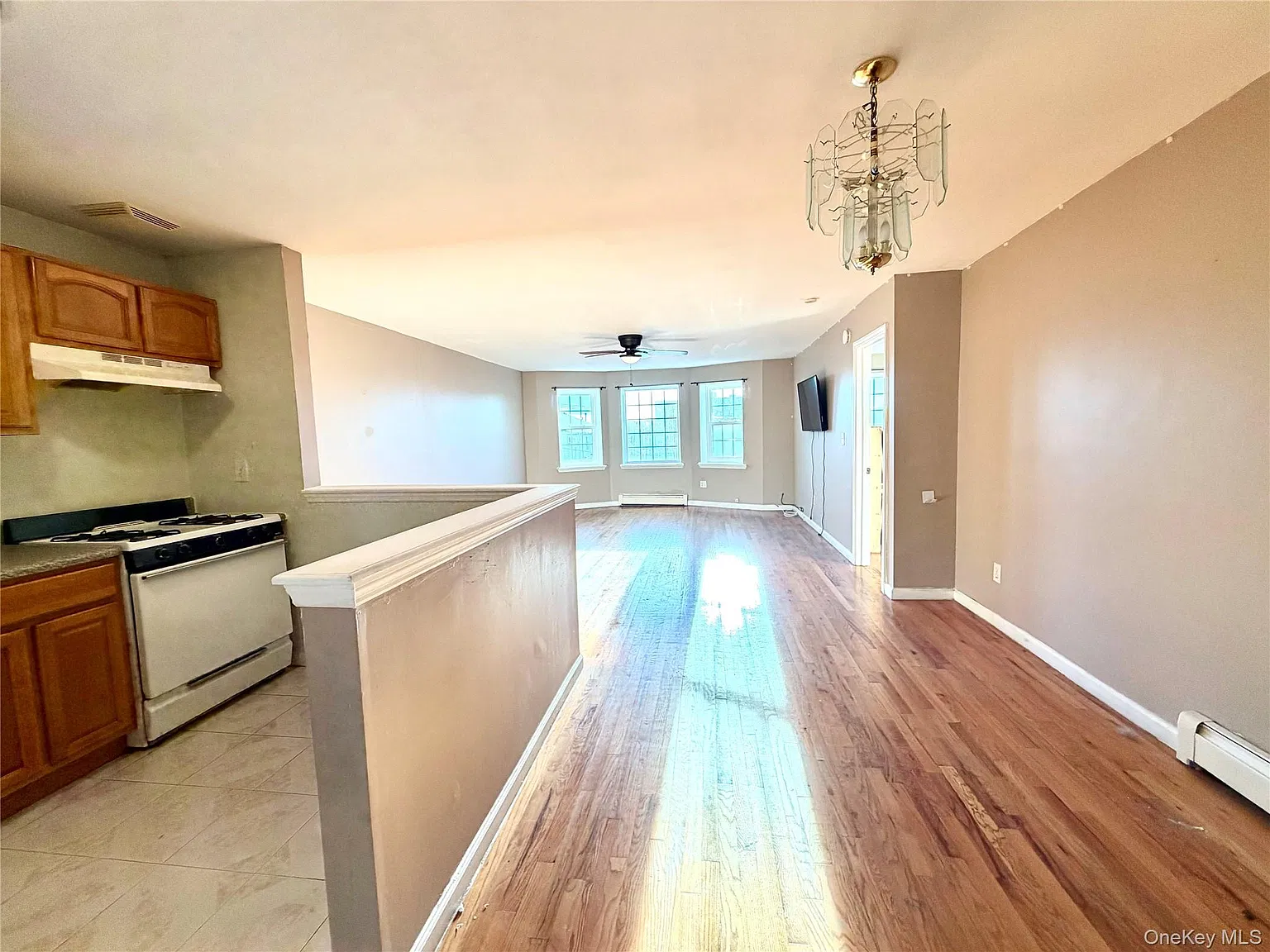 3 bed, 1.0 bath, 1120 sqft, $3,200 — Photo 4