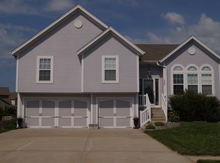 520 Forrest View Ct, Raymore, MO 64083