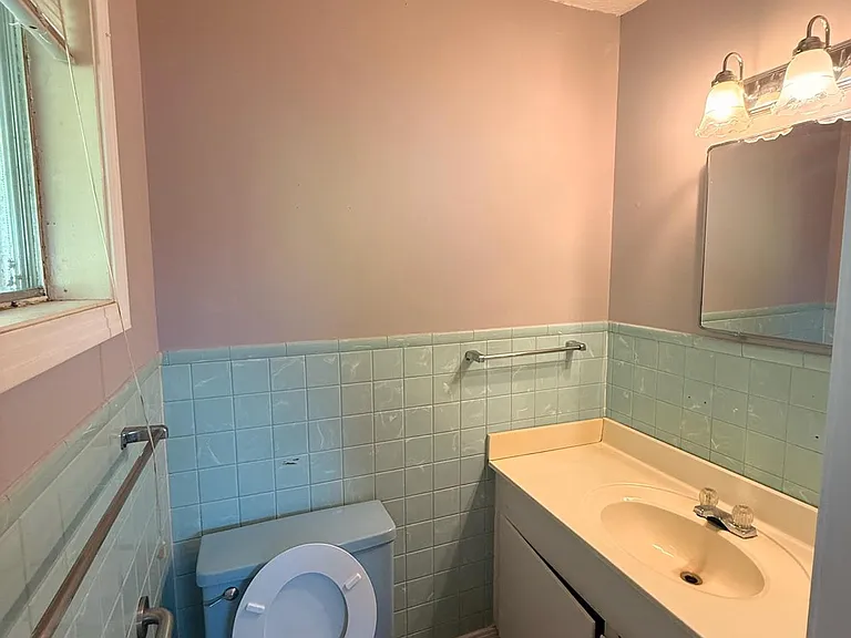 208 Hospital Dr — Photo 12