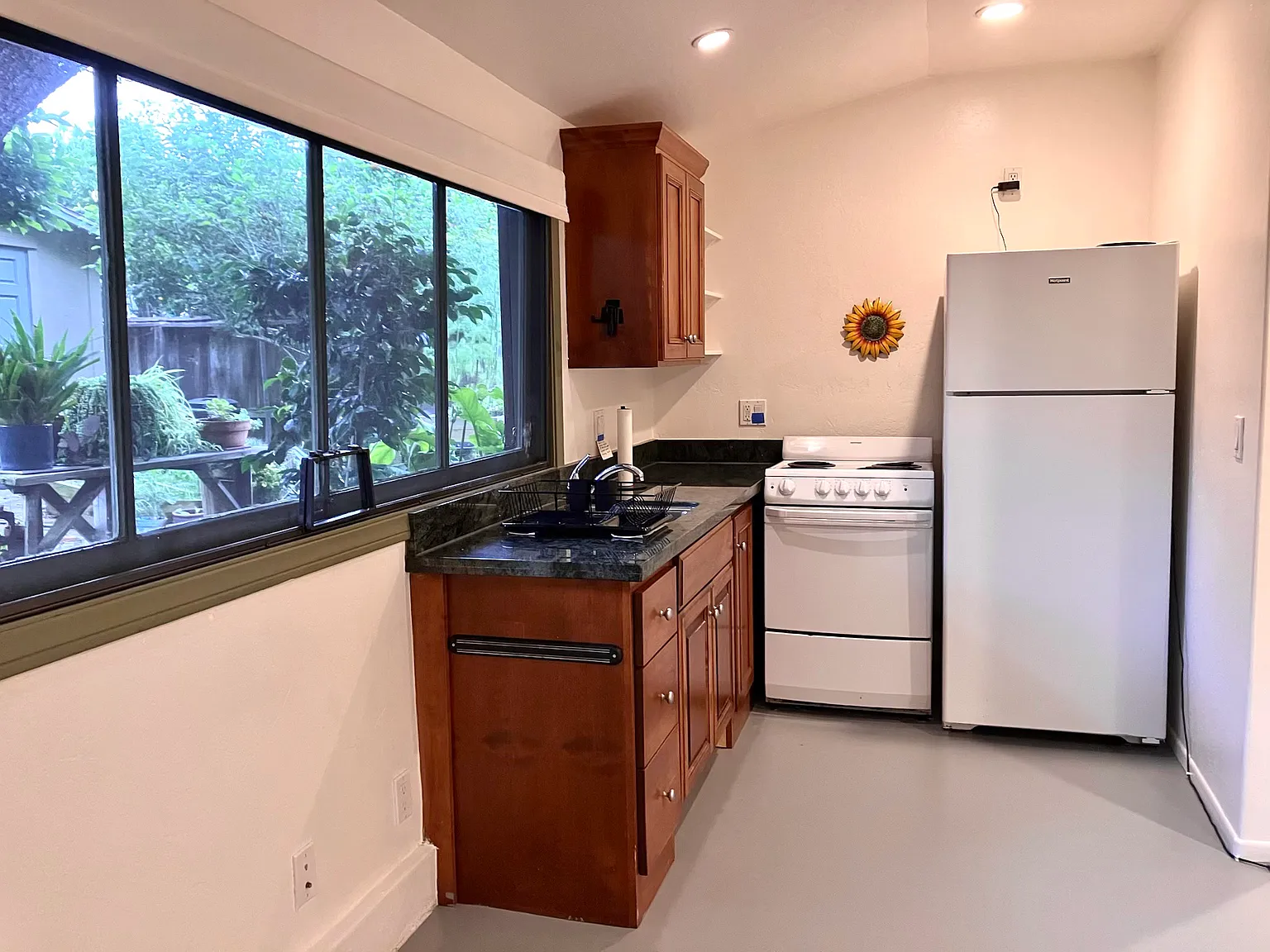 640 Tabor Ln — Photo 2