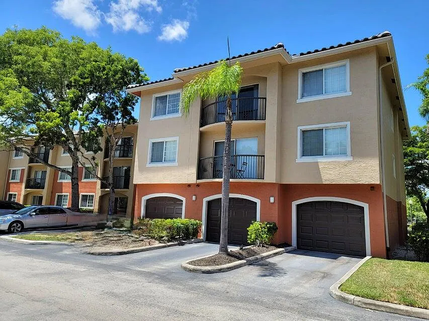 2 bed, 2.0 bath, 1026 sqft, $2,300 — Photo 2