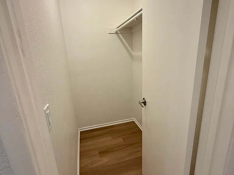 Country Club Creekside Apartments — Photo 8
