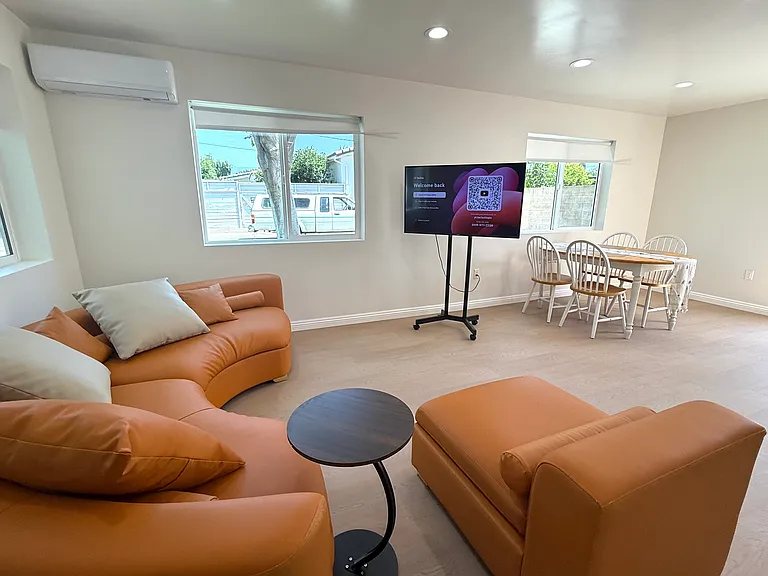 2405 S 6th Ave — Photo 1