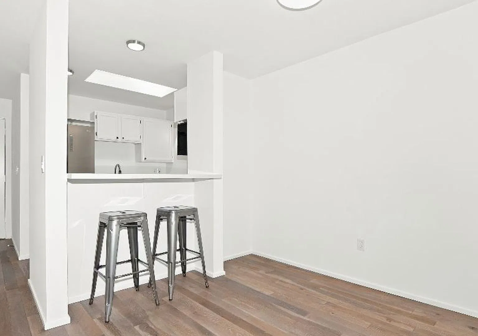 Top-Floor Queen Anne Condo, quiet residential setting with Space Needle Views — Photo 4