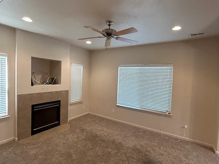 1394 W Stone Meadow Dr — Photo 2