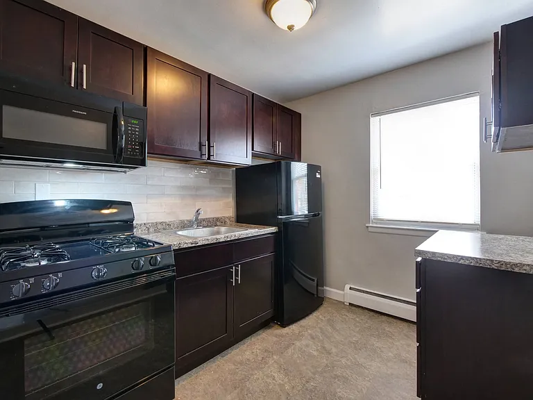 Hamilton Apartments — Photo 6