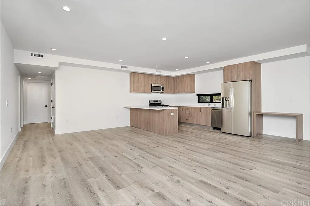 3 bed, 1375 sqft, $3,595 — Photo 2