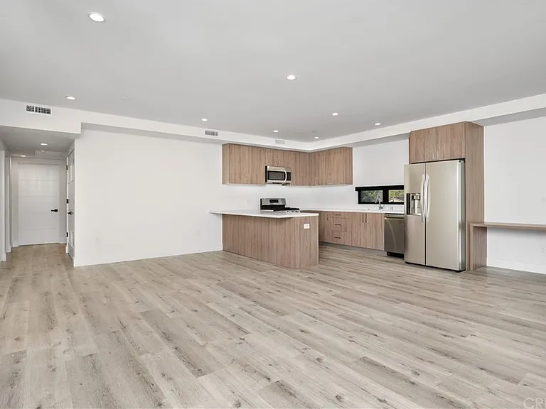 5923 Laurel Canyon Blvd #200 — Photo 2