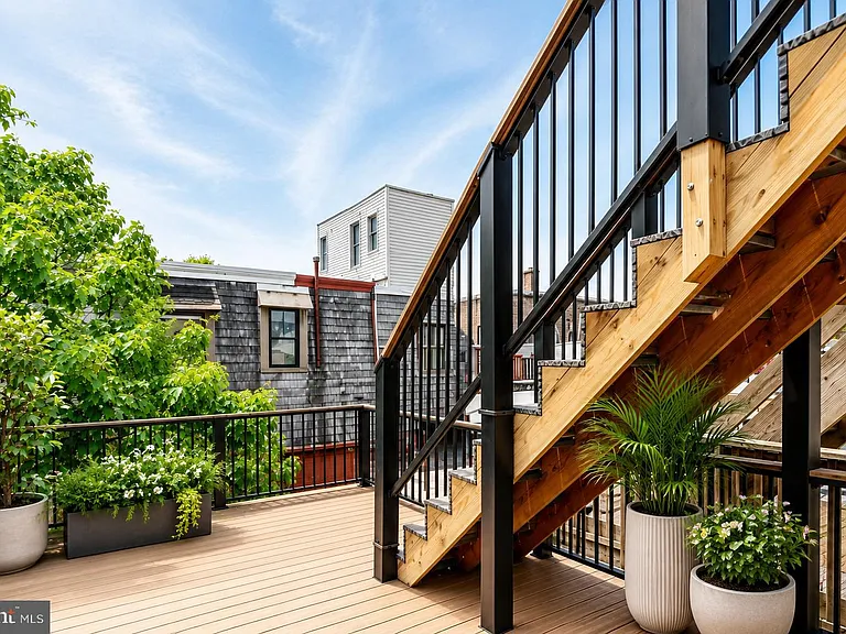 2332 Catharine St — Photo 42