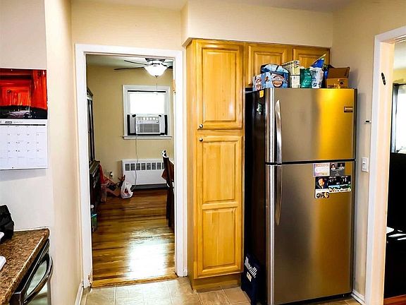 3rd image of 536 Bayview Ave #2