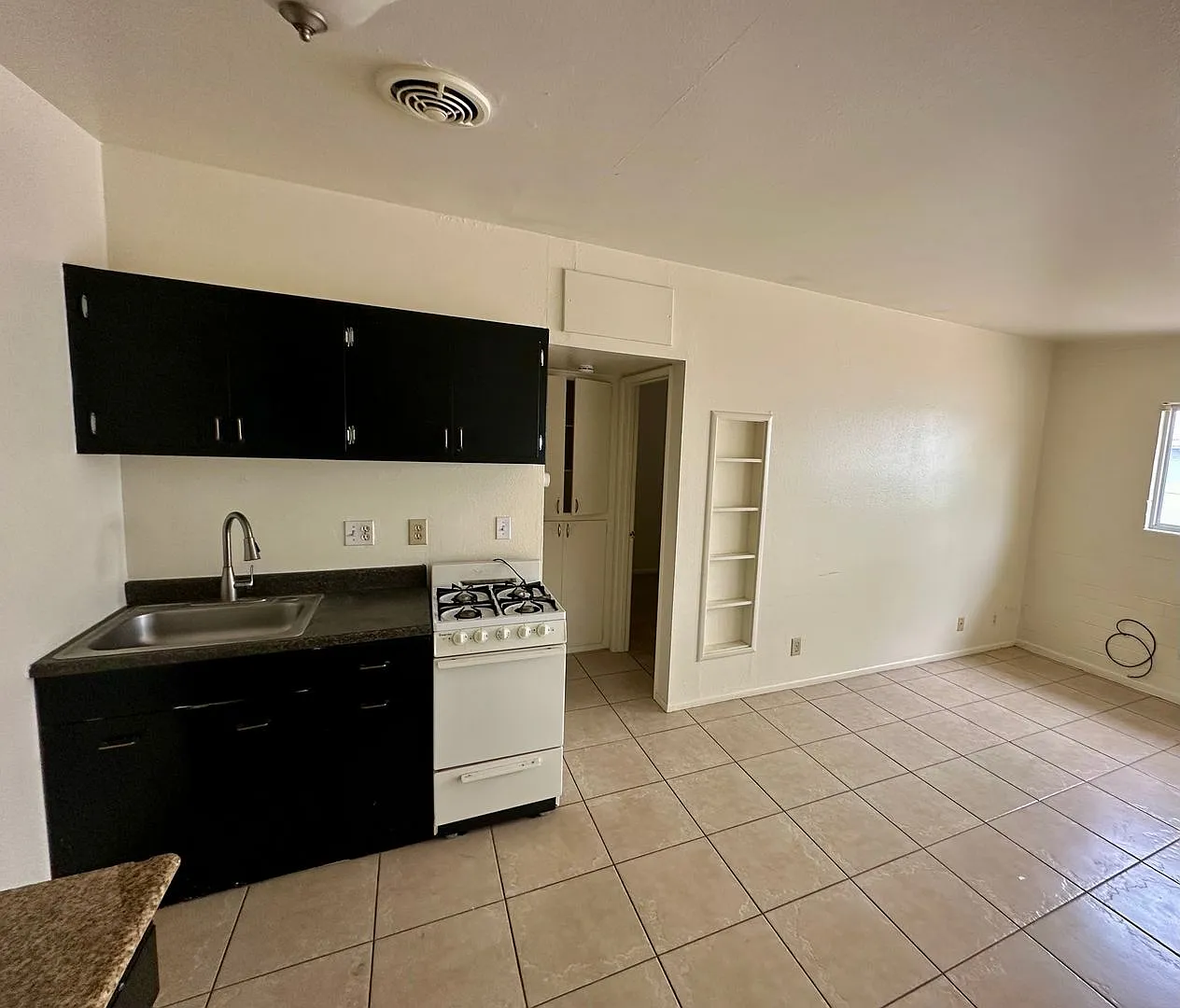 835 W 3rd 835 W 3rd St (330 S Carney Ave) — Photo 1