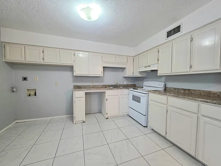 2421 Vine Ave #C — Photo 9
