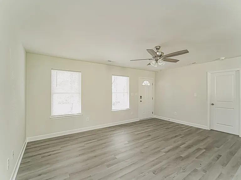 642 E Ketchie St — Photo 4