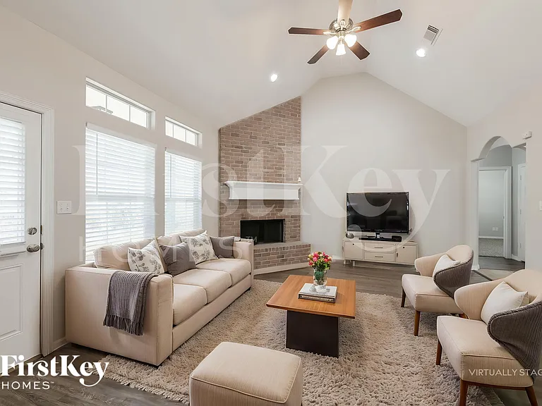 295 Cypress Dr — Photo 4