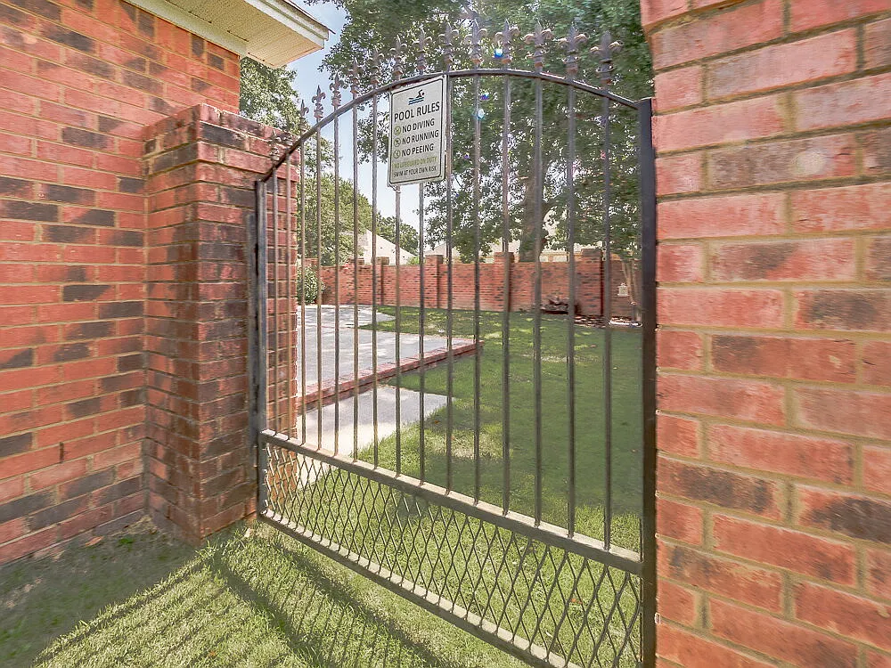 4 bed, 2.0 bath, 2001 sqft, $2,200 — Photo 4