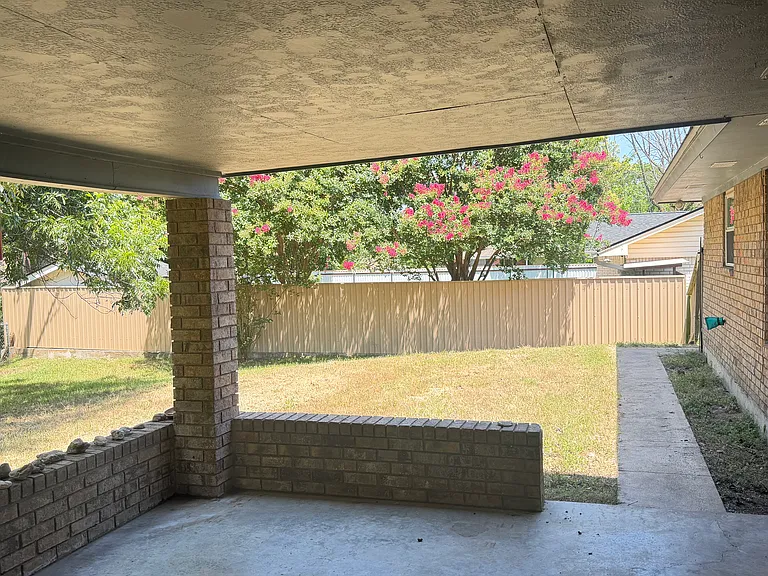 607 Estes Dr — Photo 3