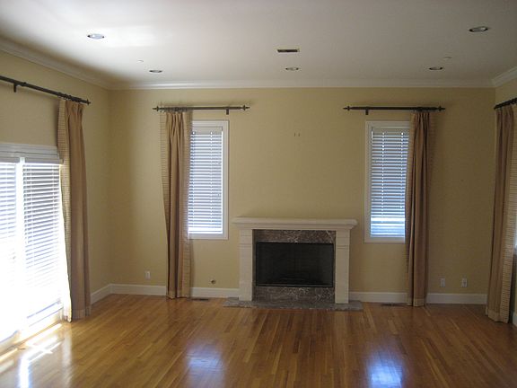 Spacious Living Room w/High Ceiling