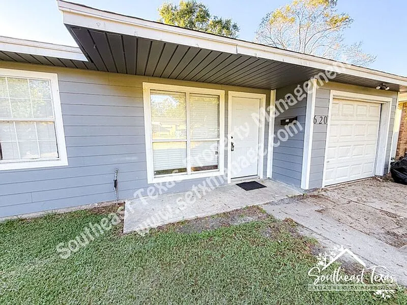 3 bed, 1.0 bath, 1092 sqft, $1,650 — Photo 2