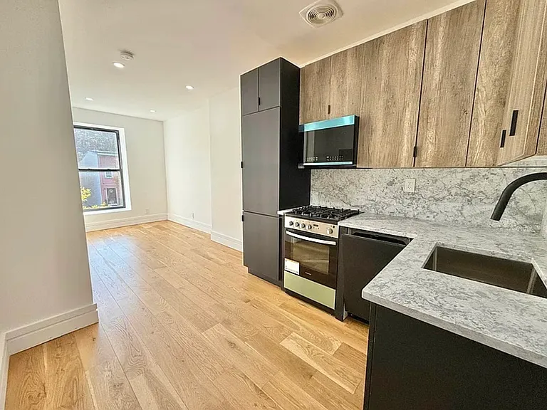 545A Quincy St #2 — Photo 4