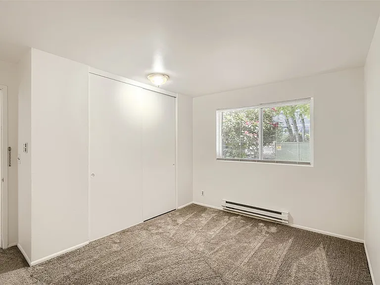 Sunset View Apartments — Photo 10