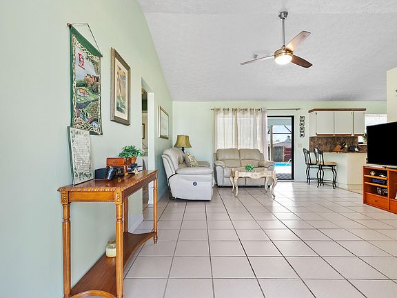 5th image of 858 SE Cavern Avenue