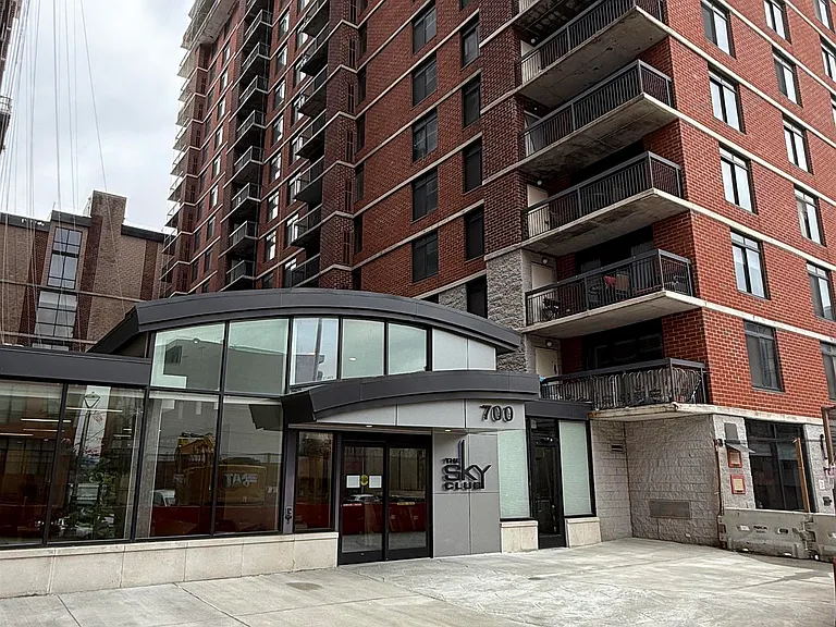 700 1st St #2R — Photo 1