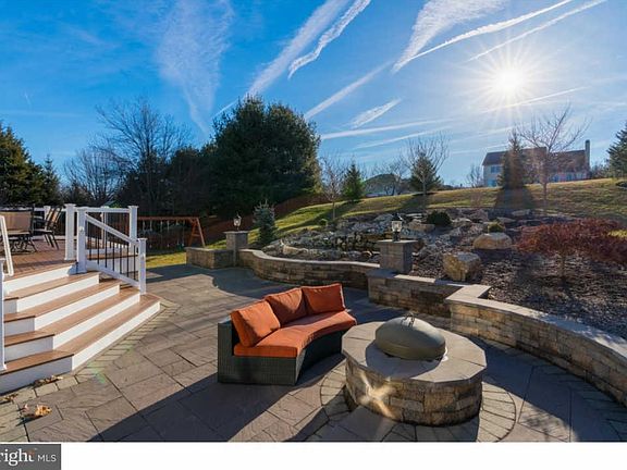 4th image of 370 Shelbourne Ln