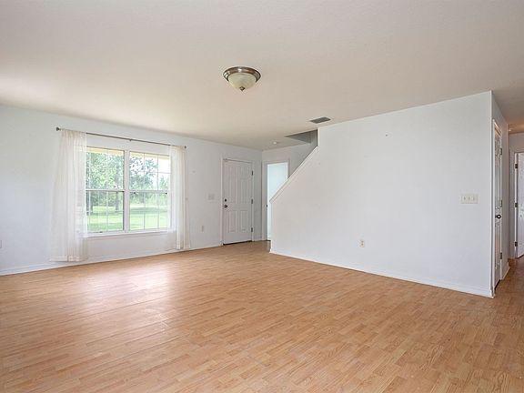 4th image of 18705 Robertson St