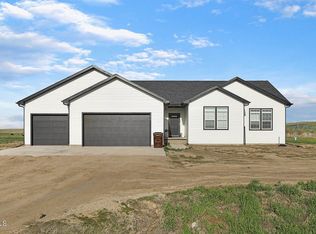 5454 Snowy Water Ln, Williston, ND 58801
