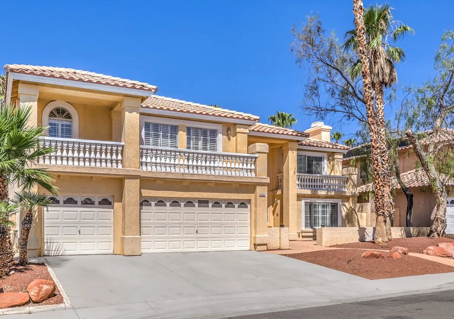 Stunning 7-Bedroom Home with Pool and Spa in Prime Las Vegas Location — Photo 2