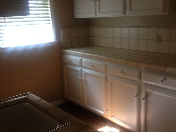 5th image of 812 N Schnoor Ave