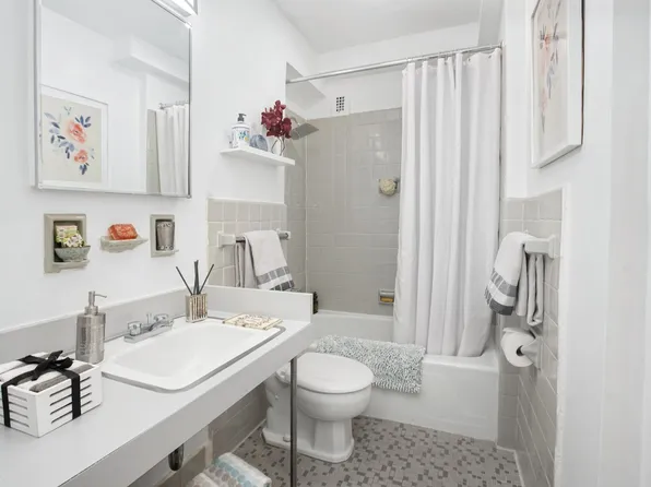 77 West 55th Street image 5 of 9