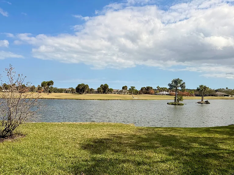 Enjoy STUNNING expansive lake & golf course views from the living room & bedroom!